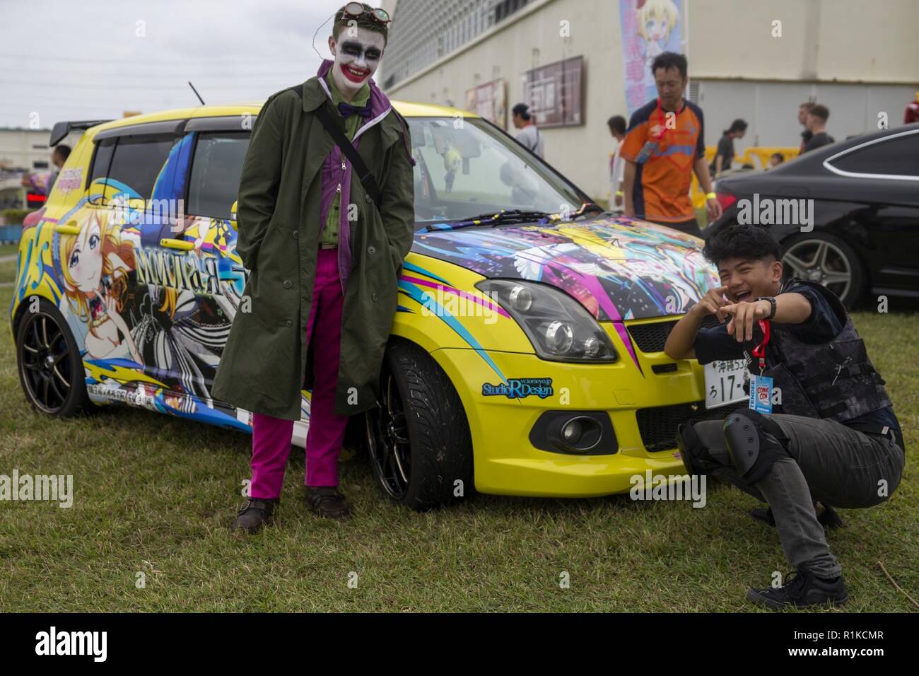 Cosplayer posieren für ein Foto während der okinawa Comic Con am Camp Foster, Okinawa, Japan, Okt. 14, 2018. Comic Con Okinawa, multigenre Unterhaltung Comic Convention, wurde im Jahr 2011 begonnen. Teilnehmer aus der ganzen Insel kleiden, wie Fantasy, Comic, Manga, und video spiel Zeichen für die Veranstaltung. Stockfoto