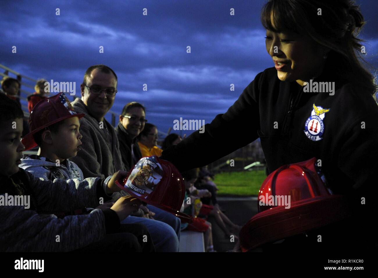 Chinatsu Kano, 374 Bauingenieur Squadron Feuer-prüfer, Hände brand Hüte zu den Zuschauern, bevor ein Feuer Demonstration, Oktober 12, 2018, Yokota Air Base, Japan. Die live Feuer Demonstration war Teil des Brandschutzes Woche der 374 CE, eine Kampagne der Gemeinschaft über den Brandschutz zu erziehen. Stockfoto