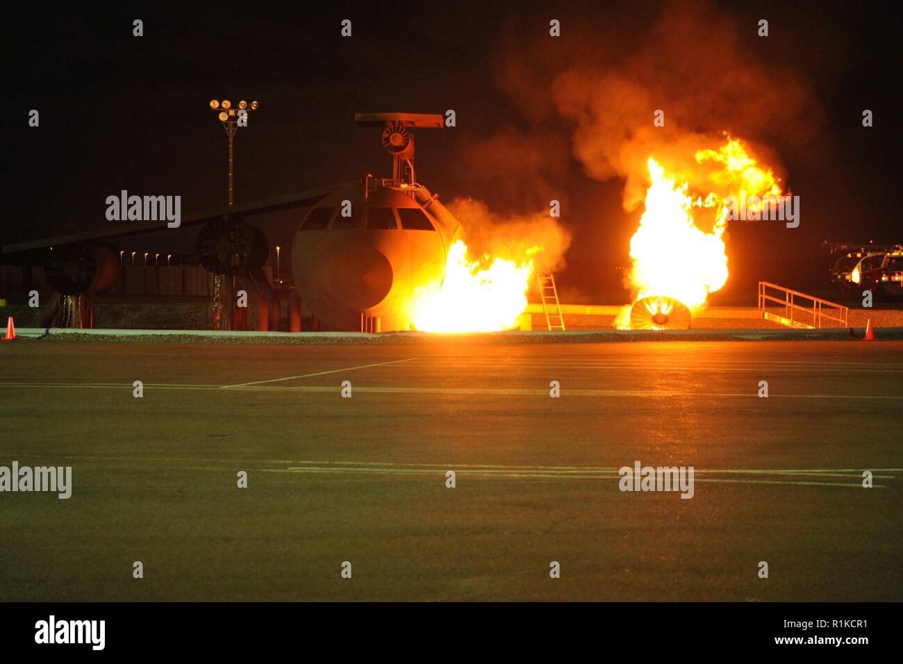 Ein kontrolliertes Brennen beginnt auf einem Flugzeug während einer live Feuer Demonstration, Oktober 12, 2018, Yokota Air Base, Japan. Die 374 Bauingenieur Geschwader eingeladen, der lokalen Gemeinschaft zu beobachten, wie Sie ein großes Feuer legen. Stockfoto