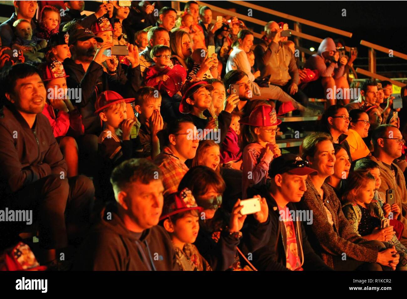 Die Zuschauer sehen, wie Feuerwehrmänner vom 374 Bauingenieur Squadron setzen wir ein Brand während einer live Feuer Demonstration, Oktober 12, 2018, Yokota Air Base, Japan. Die live Feuer Demonstration war Teil des Brandschutzes Woche der 374 CE, eine Kampagne der Gemeinschaft über den Brandschutz zu erziehen. Stockfoto