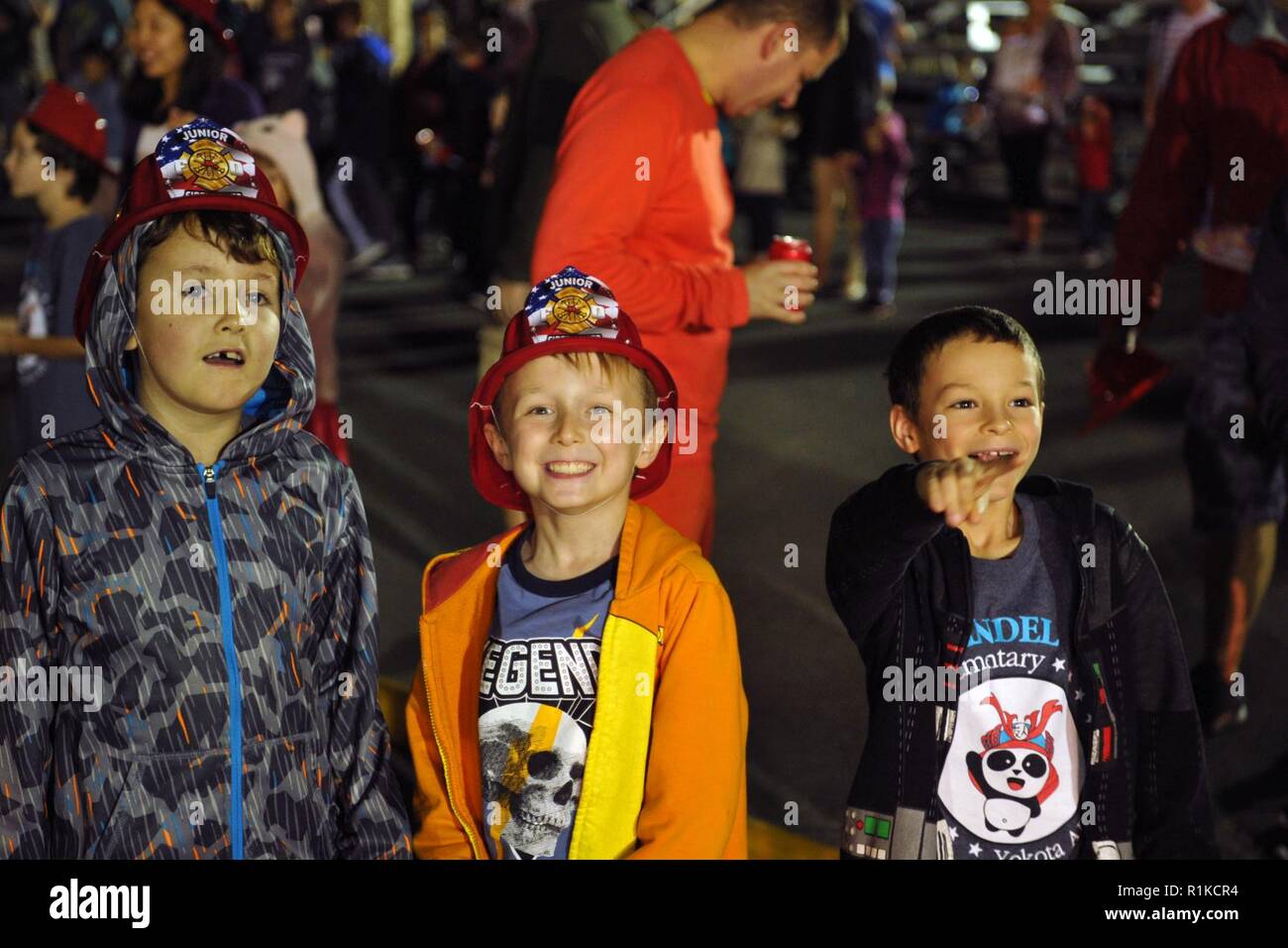 Die Zuschauer erhalten einen Einblick in die Feuerwehrmänner aus der 374 Bauingenieur Squadron nach einem Feuer Demonstration, Oktober 12, 2018, Yokota Air Base, Japan. Die live Feuer Demonstration war Teil des Brandschutzes Woche der 374 CE, eine Kampagne der Gemeinschaft über den Brandschutz zu erziehen. Stockfoto