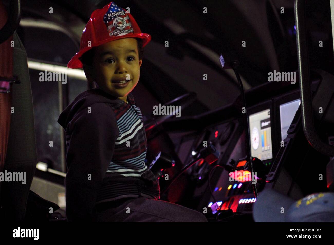 Christian Shelton sitzt in einem Löschfahrzeug nach einem Feuer Demonstration, Oktober 12, 2018, Yokota Air Base, Japan. Die Zuschauer konnten sich mit Feuer Ausrüstung zu erhalten und Feuerwehrmann aus der 374 Bauingenieur Squadron treffen nach der Demonstration. Stockfoto