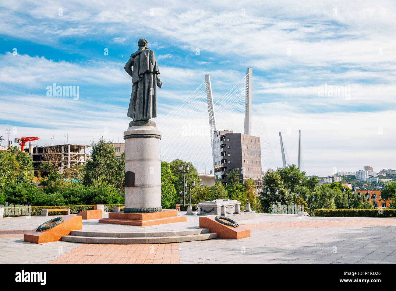 Muravyov-Amursky Monument und Zolotoy Brücke in Wladiwostok, Russland Stockfoto