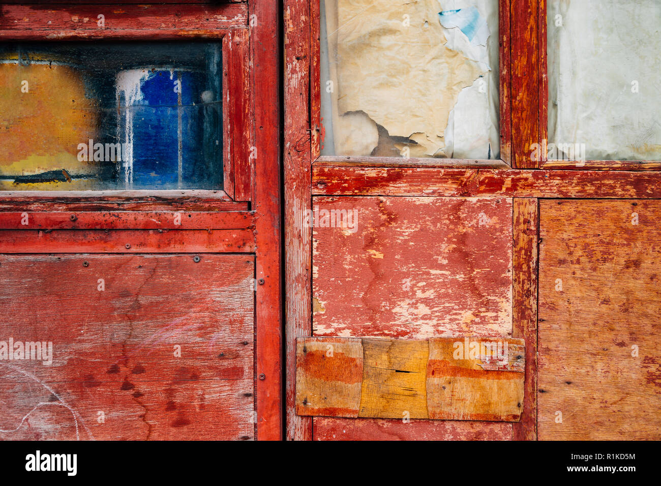 Rote alte hölzerne Tür und Wand Textur Hintergrund Stockfoto