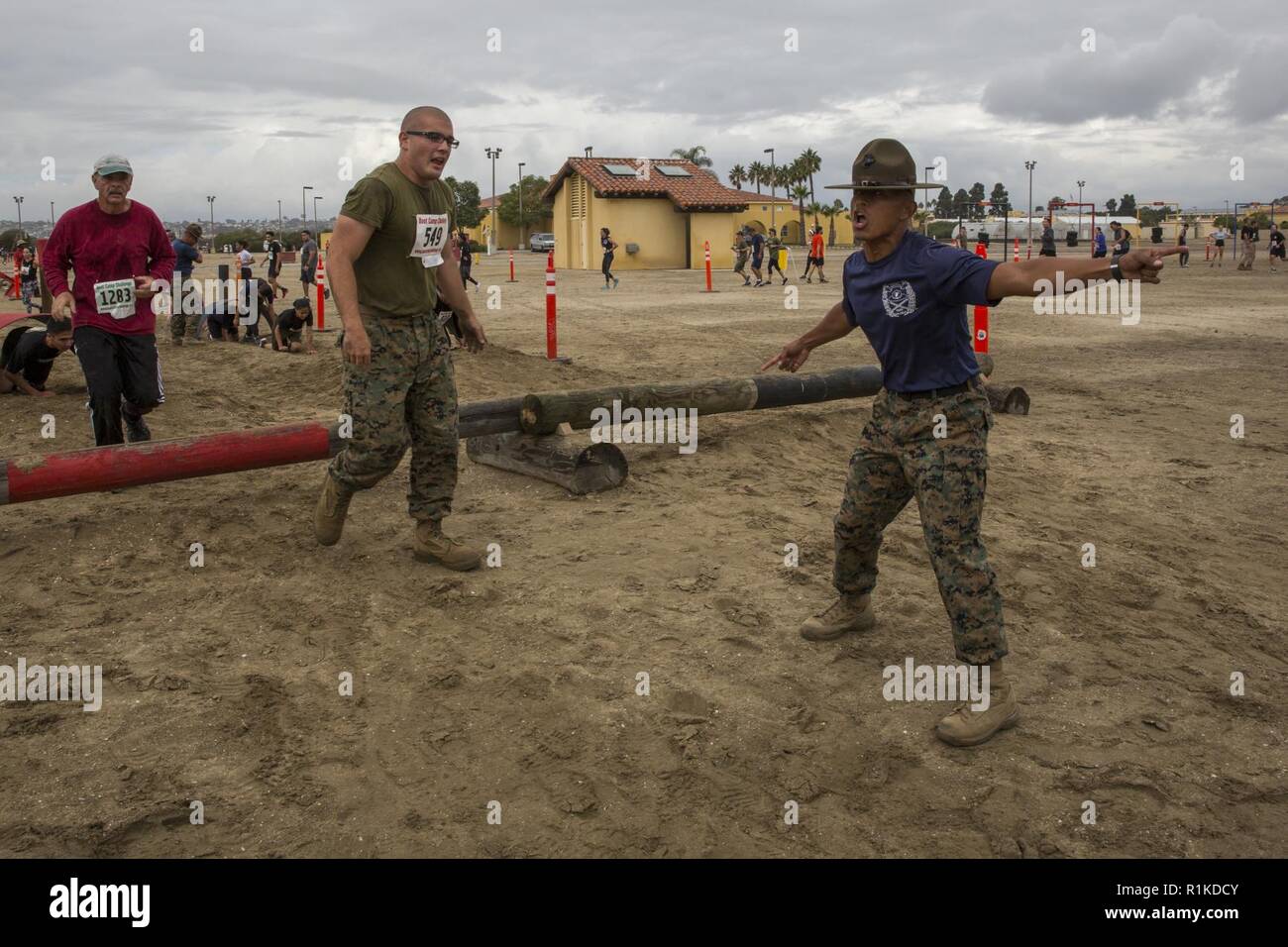 Erhält ein Teilnehmer Motivation aus einem Drill Instructor an der 17. jährlichen Boot Camp Challenge an Bord Marine Corps Recruit Depot San Diego, Okt. 13. Dieses einzigartige Rennen mit Hindernissen nur durch Marine Rekruten, plus über 60 USMC drill instructors "Personal" der Kurs, Richtung und Ermutigung für die Teilnehmer verwendet. Stockfoto