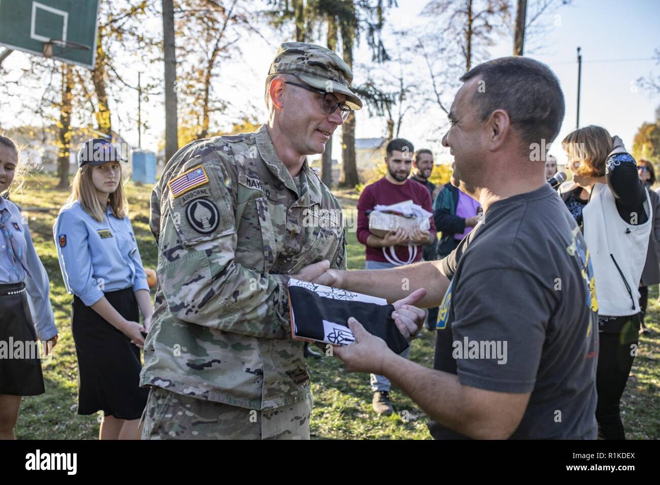 2 Lt. Richard Mayfield aus der 278th Armored Cavalry Regiment von Tennessee erhält Auszeichnung von der Organisation der Selbstverteidigung der Patriot Games Wettbewerb in Yavoriv, Ukraine, Okt. 14. Stockfoto
