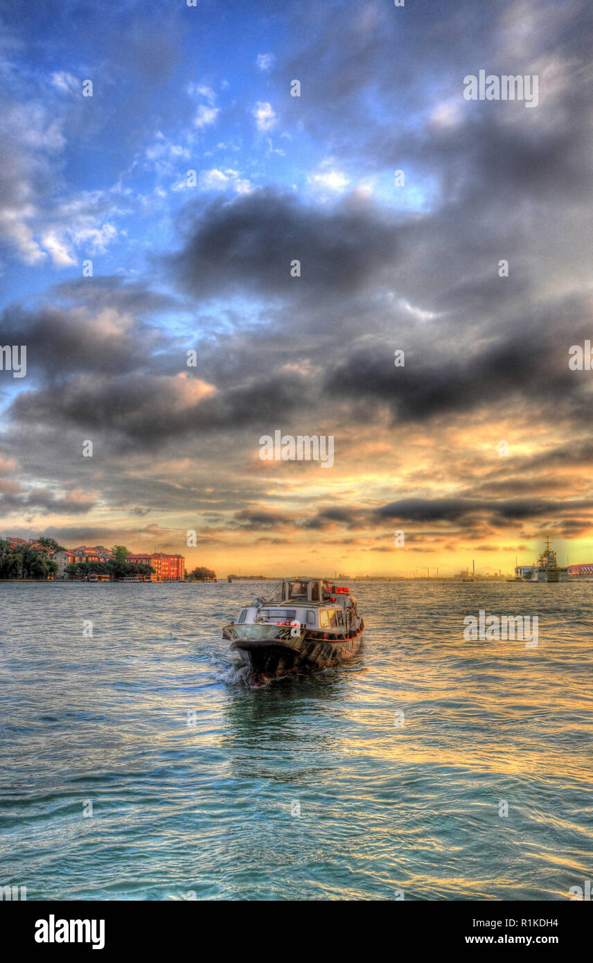 Schönen Sonnenuntergang mit einem Schiff im Mittelmeer, Venedig, Italien HDR Stockfoto