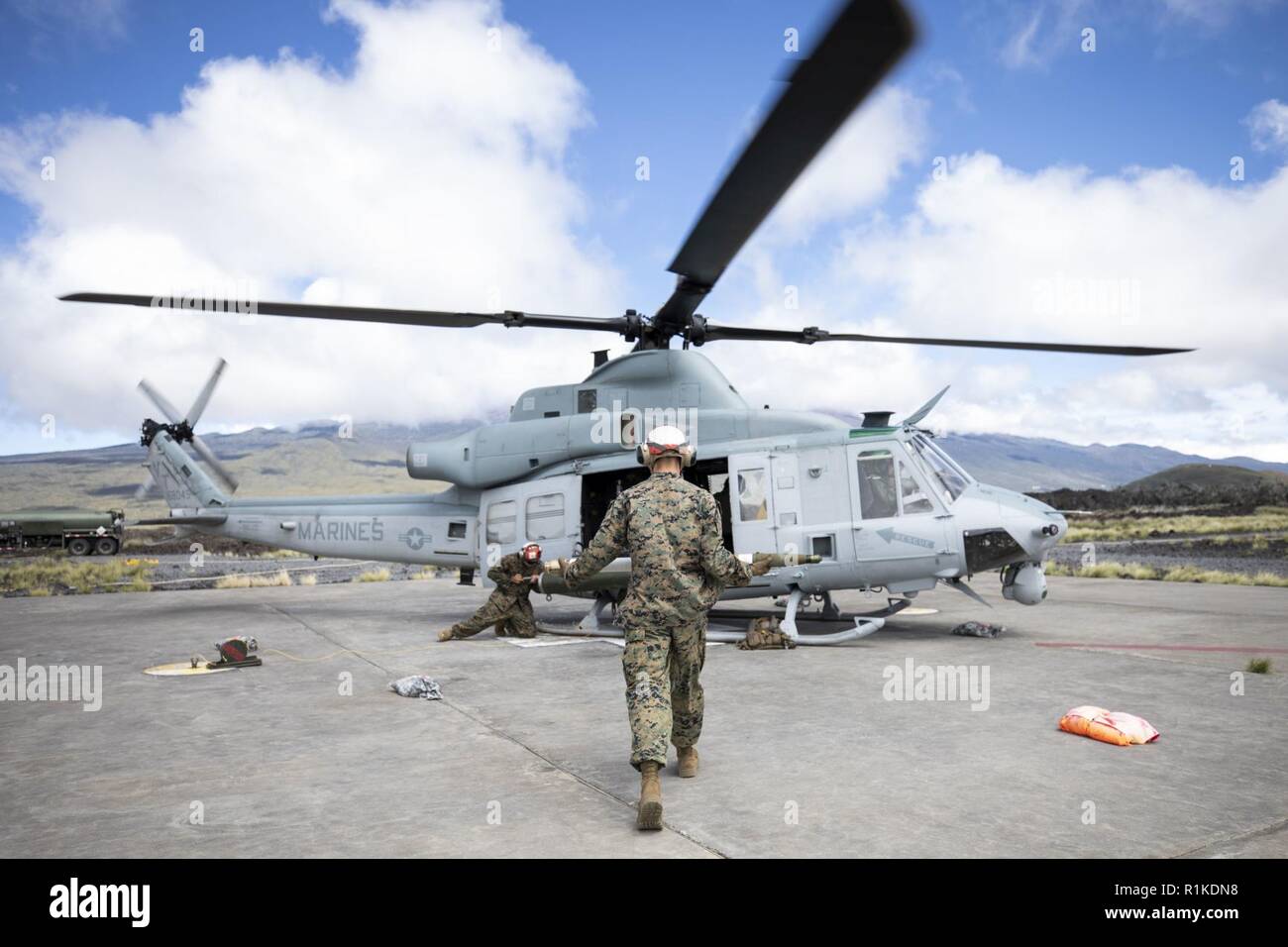 Ein US-Marine mit Marine Light Attack Helicopter Squadron 367 trägt Verordnung über zu einer UH-1Y Venom Hubschrauber vor der Durchführung von Live-Fire Training am Pohakuloa Training Area, Okt. 14, 2018. Das geschwader zugewiesen UH-1Y Venom Hubschrauber und AH-1Z Viper Kampfhubschrauber in der Fire Support Training Übung in einem Teil der Übung Bougainville II zu beteiligen Stockfoto