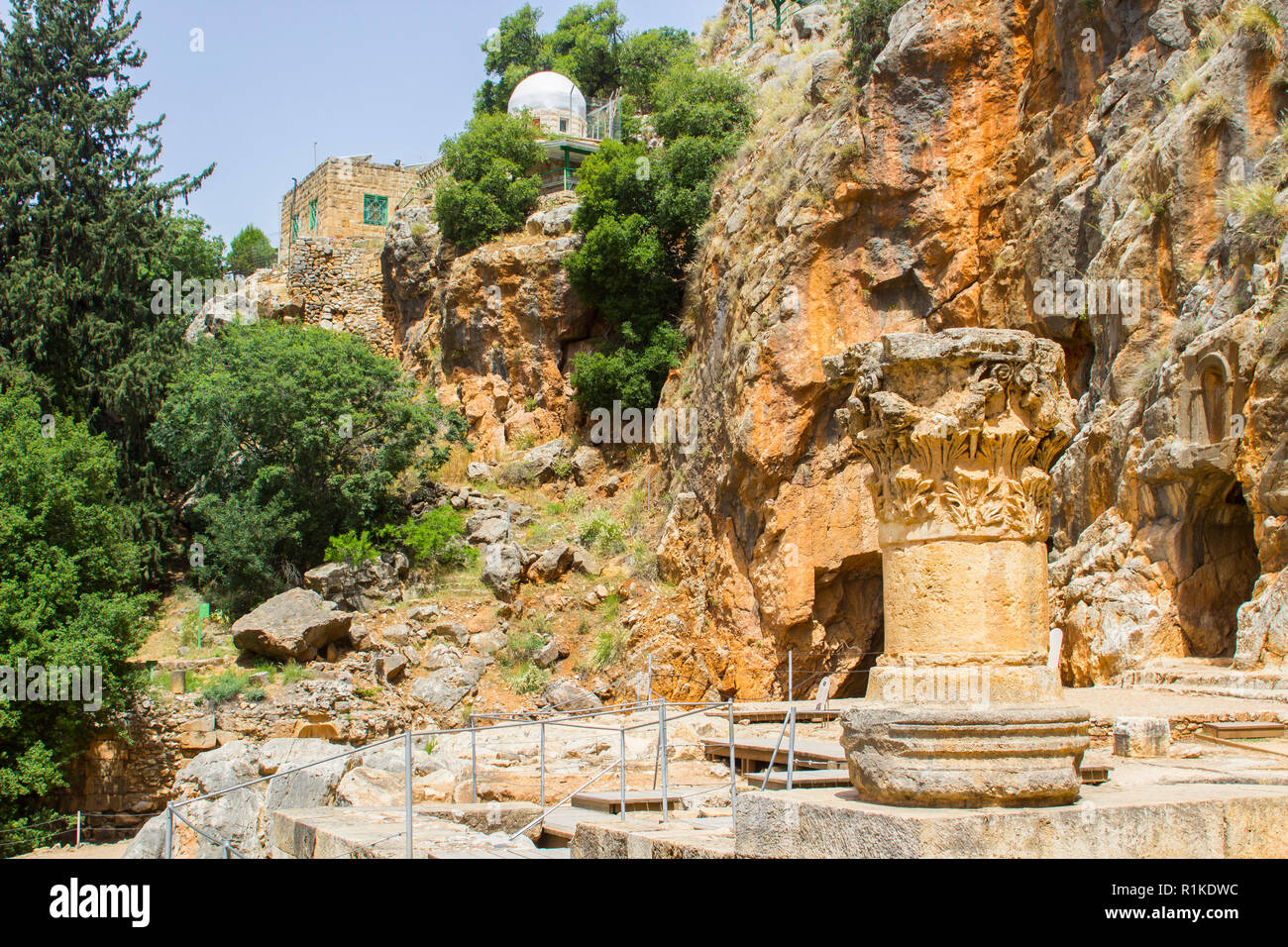 4. Mai 2018 eine steinerne Säule an der Stelle des alten Schreine zu Pan an der Banias Wasser Gärten am Fuße des Berges Hermon im Norden Gola Stockfoto