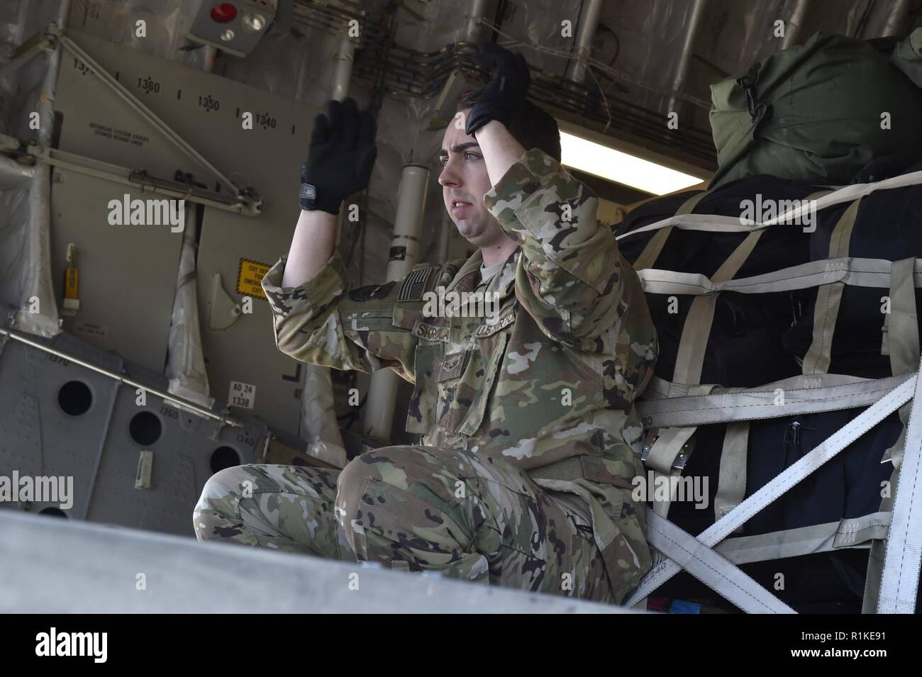 Ein lademeister führt die Positionierung eines Halvorsen Lader, auf die Auslagerung von Lieferungen von einem Joint Base Lewis-McChord C-17 Globemaster III, an der Tyndall Air Force Base in Florida, Okt. 13, 2018 beginnen. Auslieferung des Flugzeuges viel Ausrüstung und Zubehör aus den grundlegenden Expeditionary Flugplatz Einheit Ressourcen aus Holloman AFB, New Mexico benötigt, mit dem Wiederaufbau des Tyndall in der Nachmahd des Hurrikans Michael zu helfen. Ein Bär Paket hat die Fähigkeit, viele Air Force Vermögenswerte reparieren und wiederherstellen, die Mission-ready Geräten für globale Macht und Reichweite. Stockfoto