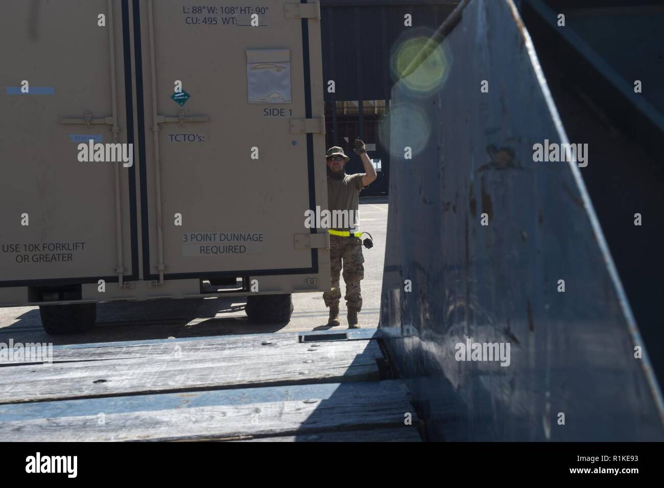 Staff Sgt. Ryan, Cameron, 821St Contingency Response Squadron Antenne Porter, führt die Positionierung einer expeditionary Container auf einen Anhänger, der Tyndall Air Force Base in Florida, Okt. 14, 2018. Die Ausrüstung ist Teil der grundlegenden Expeditionary Flugplatz Einheit Ressourcen aus Holloman AFB, New Mexico, mit dem Wiederaufbau des Tyndall in der Nachmahd des Hurrikans Michael zu helfen. Ein Bär Paket hat die Fähigkeit, viele Air Force Vermögenswerte reparieren und wiederherstellen, die Mission-ready Geräten für globale Macht und Reichweite. Stockfoto