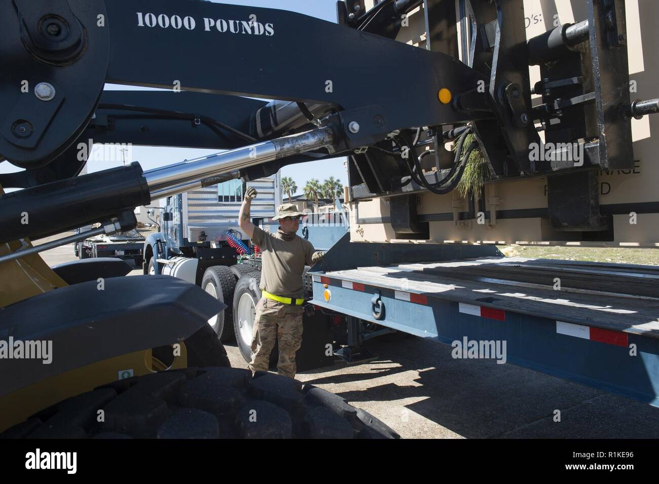 Staff Sgt. Ryan, Cameron, 821St Contingency Response Squadron Antenne Porter, führt die Positionierung einer expeditionary Container auf einen Anhänger, der Tyndall Air Force Base in Florida, Okt. 14, 2018. Die Ausrüstung ist Teil der grundlegenden Expeditionary Flugplatz Einheit Ressourcen aus Holloman AFB, New Mexico, mit dem Wiederaufbau des Tyndall in der Nachmahd des Hurrikans Michael zu helfen. Ein Bär Paket hat die Fähigkeit, viele Air Force Vermögenswerte reparieren und wiederherstellen, die Mission-ready Geräten für globale Macht und Reichweite. Stockfoto