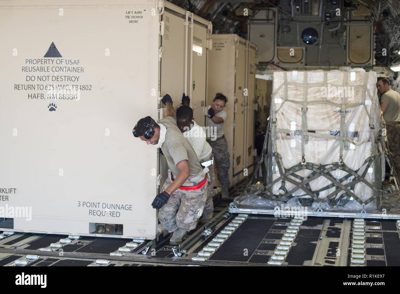 Flieger der 821St Contingency Response Group zugeordnet Offload expeditionary Behältern von einem Joint Base Lewis-McChord C-17 Globemaster III, an der Tyndall Air Force Base in Florida, Okt. 14, 2018. Auslieferung des Flugzeuges viel Ausrüstung und Zubehör aus den grundlegenden Expeditionary Flugplatz Einheit Ressourcen aus Holloman AFB, New Mexico benötigt, mit dem Wiederaufbau des Tyndall in der Nachmahd des Hurrikans Michael zu helfen. Ein Bär Paket hat die Fähigkeit, viele Air Force Vermögenswerte reparieren und wiederherstellen, die Mission-ready Geräten für globale Macht und Reichweite. Stockfoto