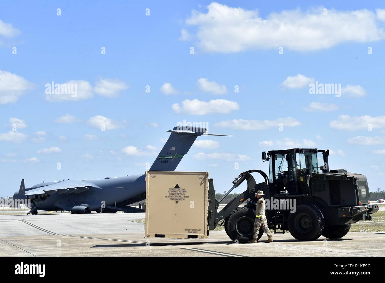 Staff Sgt. Ryan, Cameron, 821St Contingency Response Squadron Antenne Porter, Positionen in der Cargo Hof an Tyndall Air Force Base in Florida, Okt. 14, 2018. Die Ausrüstung ist Teil der grundlegenden Expeditionary Flugplatz Einheit Ressourcen aus Holloman AFB, New Mexico, mit dem Wiederaufbau des Tyndall in der Nachmahd des Hurrikans Michael zu helfen. Ein Bär Paket hat die Fähigkeit, viele Air Force Vermögenswerte reparieren und wiederherstellen, die Mission-ready Geräten für globale Macht und Reichweite. Stockfoto