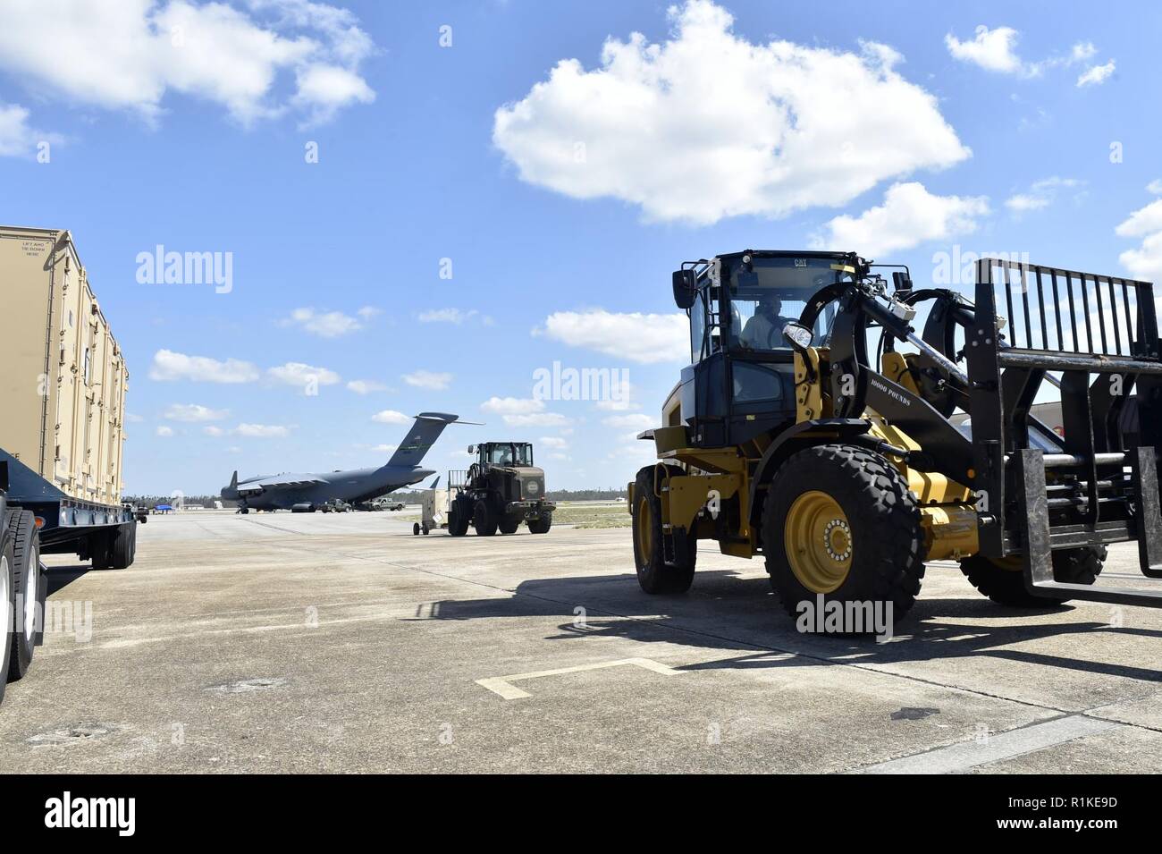 Antenne Torhüter der 821St Contingency Response Group position Ausrüstung in der Cargo Hof an Tyndall Air Force Base in Florida, Okt. 14, 2018 zugeordnet. Die Ausrüstung ist Teil der grundlegenden Expeditionary Flugplatz Einheit Ressourcen aus Holloman AFB, New Mexico, mit dem Wiederaufbau des Tyndall in der Nachmahd des Hurrikans Michael zu helfen. Ein Bär Paket hat die Fähigkeit, viele Air Force Vermögenswerte reparieren und wiederherstellen, die Mission-ready Geräten für globale Macht und Reichweite. Stockfoto