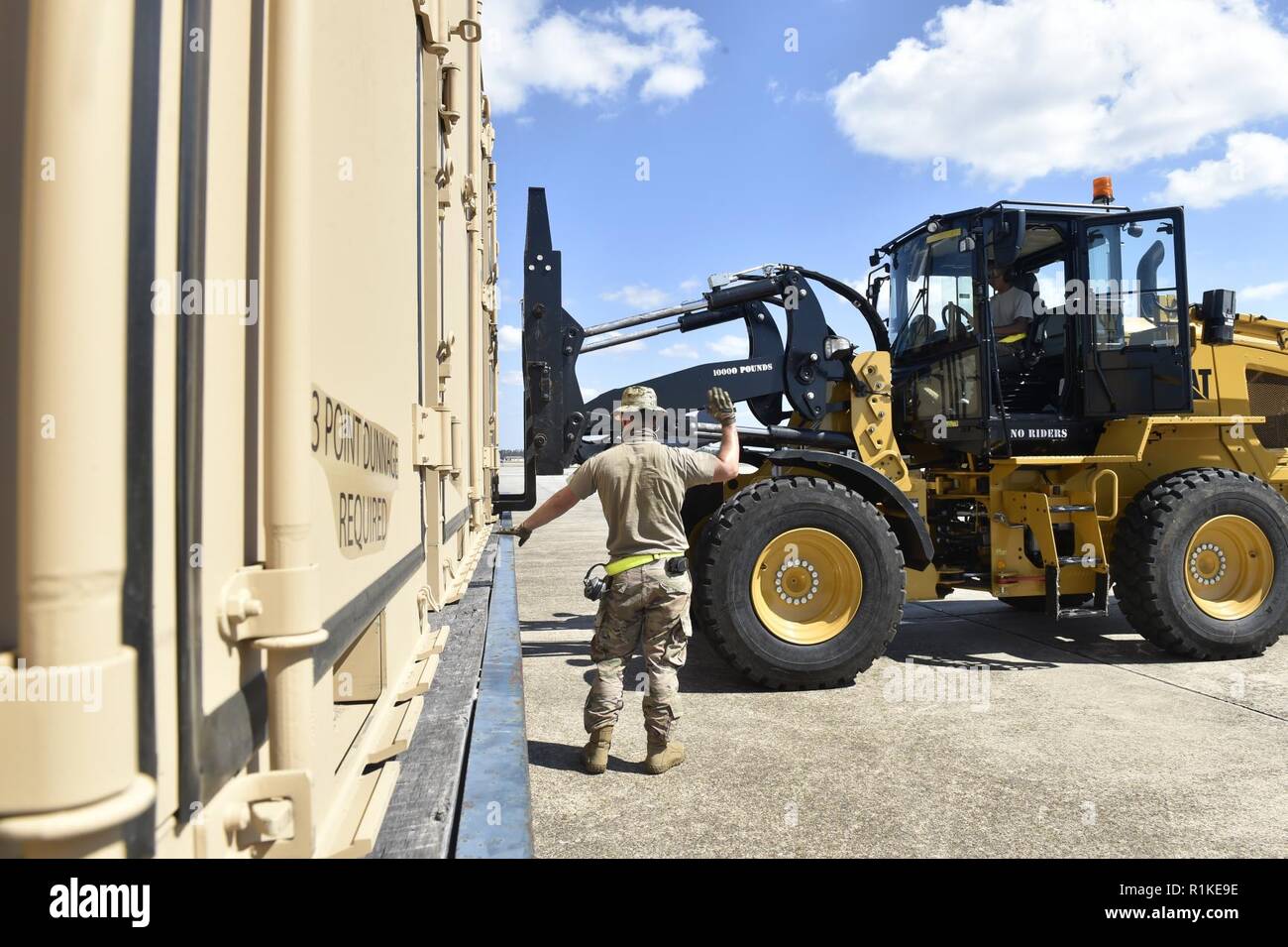 Staff Sgt. Ryan, Cameron, 821St Contingency Response Squadron Antenne Porter, führt die Positionierung einer expeditionary Container auf einen Anhänger, der Tyndall Air Force Base in Florida, Okt. 14, 2018. Die Ausrüstung ist Teil der grundlegenden Expeditionary Flugplatz Einheit Ressourcen aus Holloman AFB, New Mexico, mit dem Wiederaufbau des Tyndall in der Nachmahd des Hurrikans Michael zu helfen. Ein Bär Paket hat die Fähigkeit, viele Air Force Vermögenswerte reparieren und wiederherstellen, die Mission-ready Geräten für globale Macht und Reichweite. Stockfoto