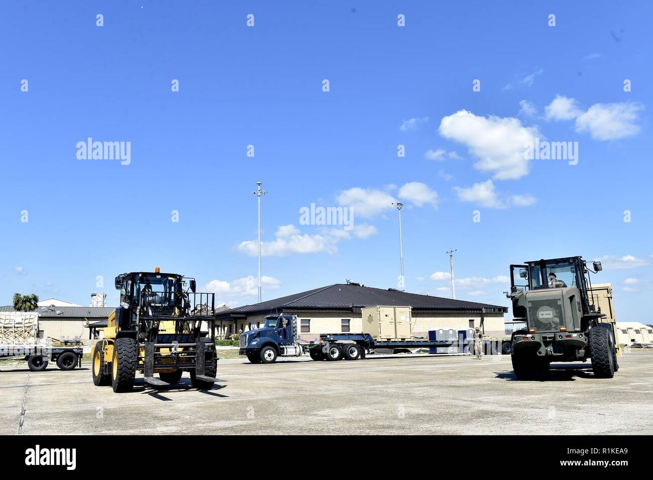 Antenne Torhüter der 821St Contingency Response Group position Ausrüstung in der Cargo Hof an Tyndall Air Force Base in Florida, Okt. 14, 2018 zugeordnet. Die Ausrüstung ist Teil der grundlegenden Expeditionary Flugplatz Einheit Ressourcen aus Holloman AFB, New Mexico, mit dem Wiederaufbau des Tyndall in der Nachmahd des Hurrikans Michael zu helfen. Ein Bär Paket hat die Fähigkeit, viele Air Force Vermögenswerte reparieren und wiederherstellen, die Mission-ready Geräten für globale Macht und Reichweite. Stockfoto