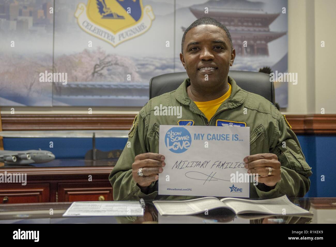 Oberst Otis C. Jones, 374 Airlift Wing Commander, posiert für ein Foto mit seiner Ursache der "militärischen Familien" vor dem offiziellen Kick off der Kombinierten Bundes Kampagne an Yokota Air Base, Japan, Okt. 10, 2018. Mit der Kampagne offiziell weg treten bei Yokota am Okt. 15, 2018, alle Mitarbeiter haben die Möglichkeit, das Leben aller durch die wohltätige Spende an, die unterschiedliche Ursachen verbessern. Stockfoto