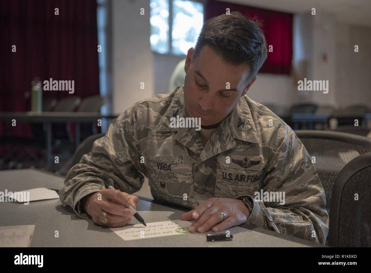 Oberst Sergio Vega, 374 Airlift Wing stellvertretender Kommandeur, führt seine Ursache im Kick-off-Veranstaltung für die Kombinierte Bundestagswahlkampf an Yokota Air Base, Japan, 15. Oktober 2018. Die Zusagen der Bundesregierung zivile, Post- und militärischen Spender während der Kampagne gehen geeignete nicht zu unterstützen: gemeinnützige Organisationen, die Gesundheit und Soziale Dienste zur Verfügung stellen. Stockfoto