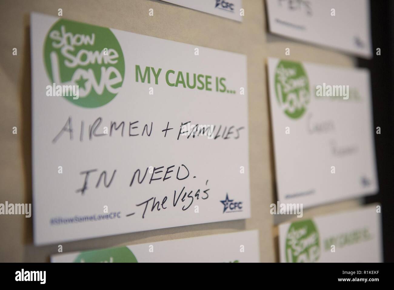 Eine Reihe von Ursache Karten Linie der Mauer an der Kick-off-Veranstaltung für die Kombinierte Bundestagswahlkampf an Yokota Air Base, Japan, 15. Oktober 2018. Die Zusagen der Bundesregierung zivile, Post- und militärischen Spender während der Kampagne gehen geeignete nicht zu unterstützen: gemeinnützige Organisationen, die Gesundheit und Soziale Dienste zur Verfügung stellen. Stockfoto