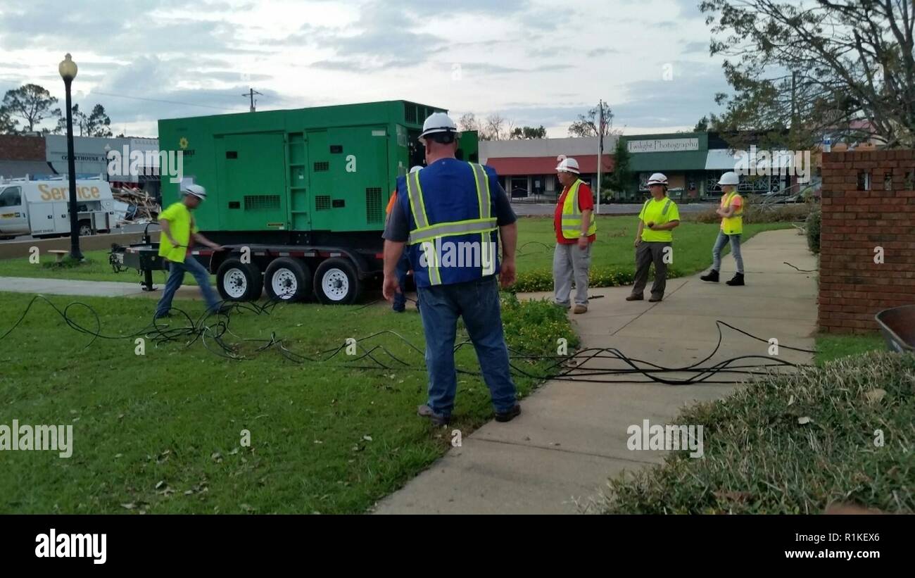 Im Südwesten Georgiens am Montag, die vorübergehende Emergency Power Team installiert ein Notstromaggregat auf zwei Wahllokale in Miller und Seminole Counties. Als Teil der Reaktion auf den Hurrikan Michael, FEMA hat die US-Armee Korps der Ingenieure und der 249Th Engineer Bataillon mit der Mission des Zur temporären Emergency Power zu bestimmten kritischen Einrichtungen beauftragt. Das Wahllokal ist eine hohe Priorität wie die Wahlen im November. Stockfoto