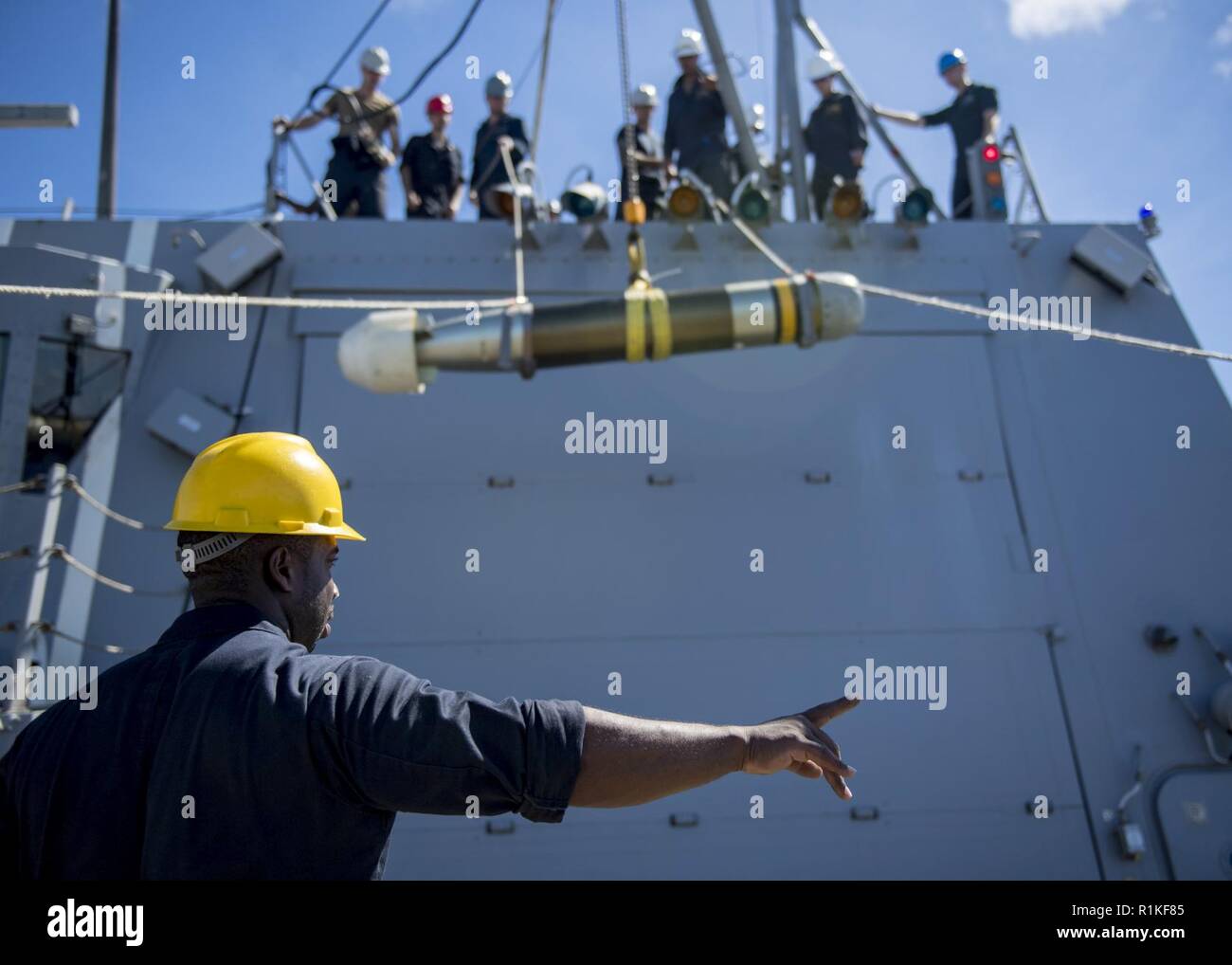 Pazifik (Okt. 2010) 14, 2018) Sonar Techniker 1. Klasse Larry Lowe, aus Los Angeles, überwacht die Absenkung einer MK 46 Torpedo, wie es von der Oberfläche verlegt ist - Schiff Torpedorohre zum Torpedo Magazin an Bord der Arleigh-Burke-Klasse geführte Anti-raketen-Zerstörer USS Michael Murphy (DDG112). Michael Murphy ist unterwegs die Durchführung von Routineaufgaben in der dritten Flotte Bereich der Operationen. Stockfoto