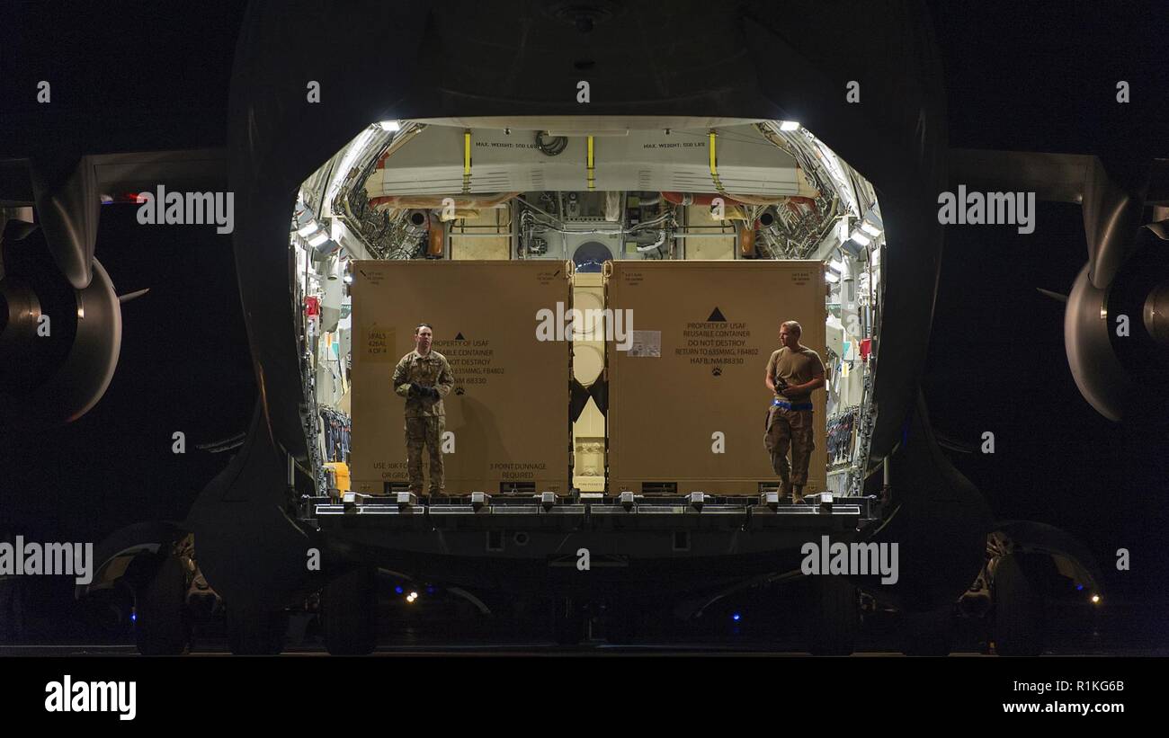Mobilität Flieger stehen bereit, Auslandseinsätze von Behältern von einem Joint Base Lewis-McChord, Washington C-17 Globemaster III, an Tyndall AFB, Fla., Okt. 15, 2018 zu verlagern. Im Gefolge des Hurrikans Michael, diese Mobilität Flieger genutzt Air Combat Command Basic Expeditionary Flugplatz Ressourcen Pakete aus Holloman AFB, New Mexico base Restaurierung Bemühungen zu führen. Stockfoto