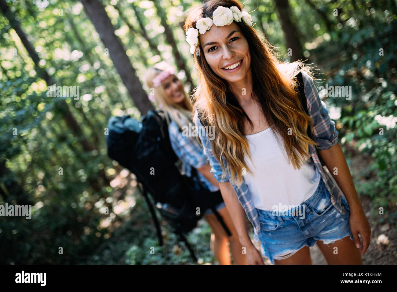 Schöne junge Frauen viel Zeit in der Natur Stockfoto