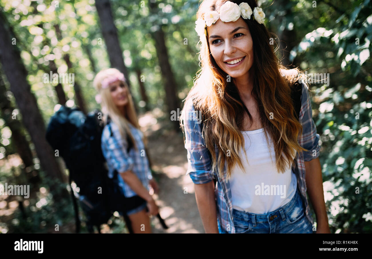 Schöne junge Frauen viel Zeit in der Natur Stockfoto