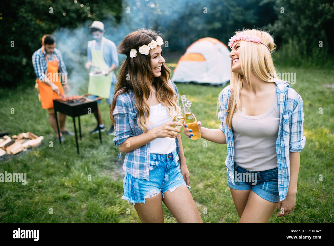 Zwei schöne Frauen Spaß beim Warten auf die Grill Stockfoto