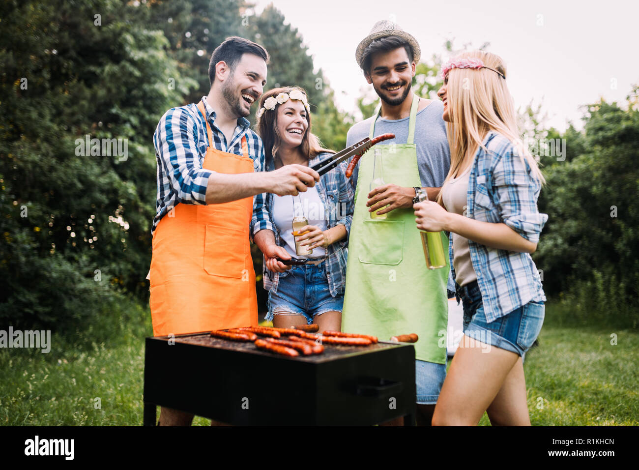 Freunde, Zeit in der Natur und in Grill Stockfoto