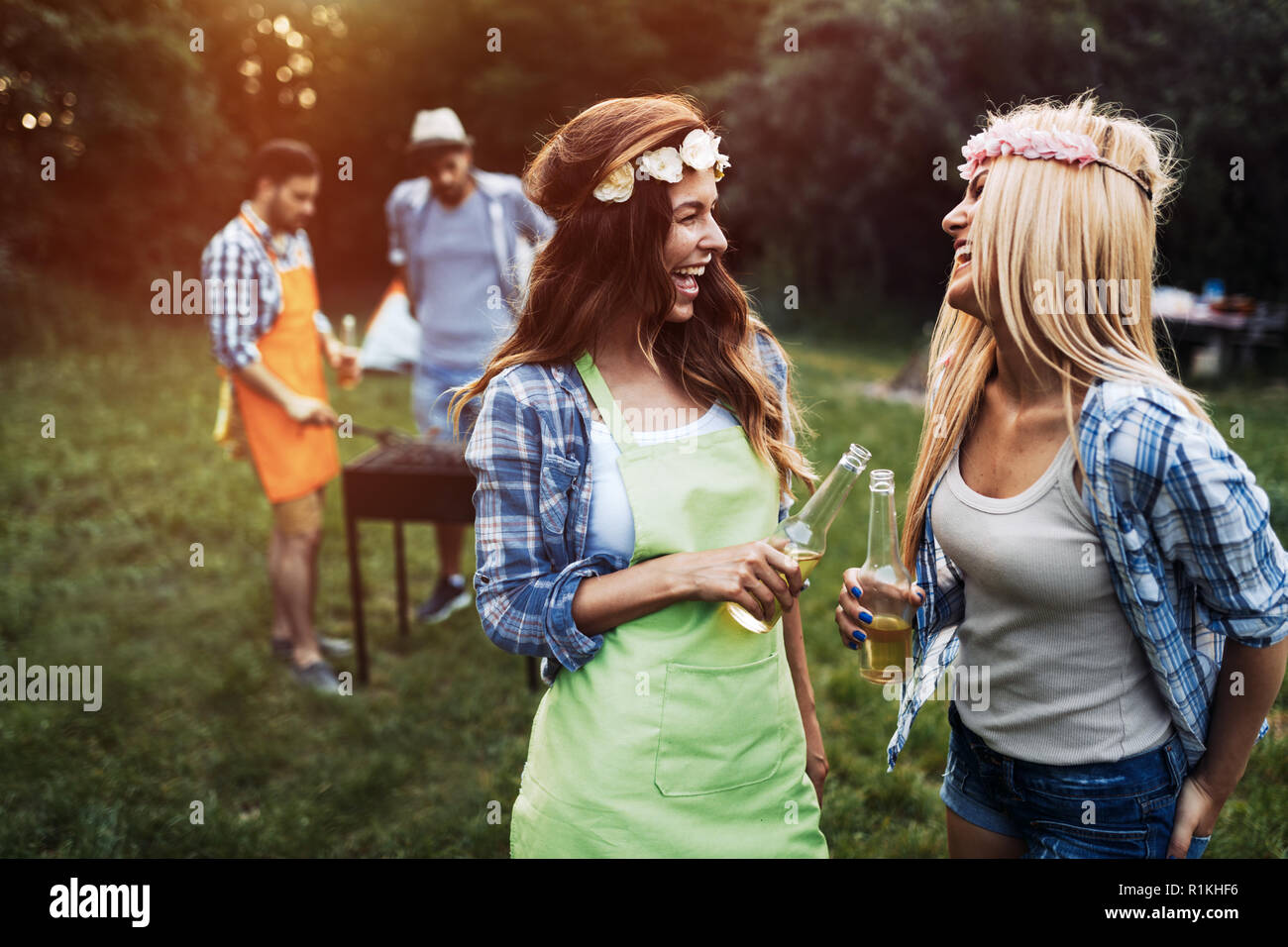 Zwei schöne Frauen Spaß beim Warten auf die Grill Stockfoto