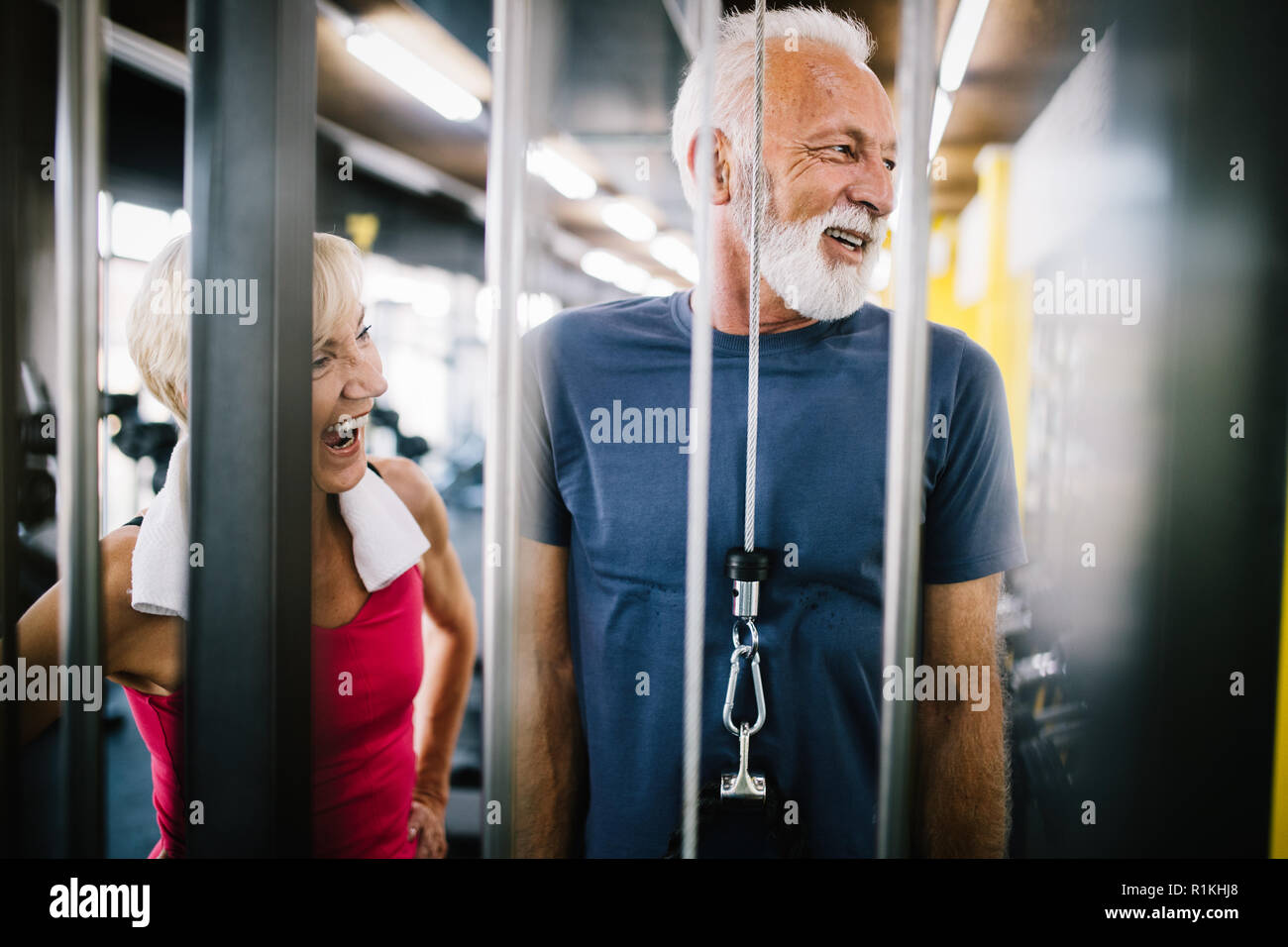 Senior passen Mann und Frau Übungen in der Turnhalle, um gesund zu bleiben Stockfoto