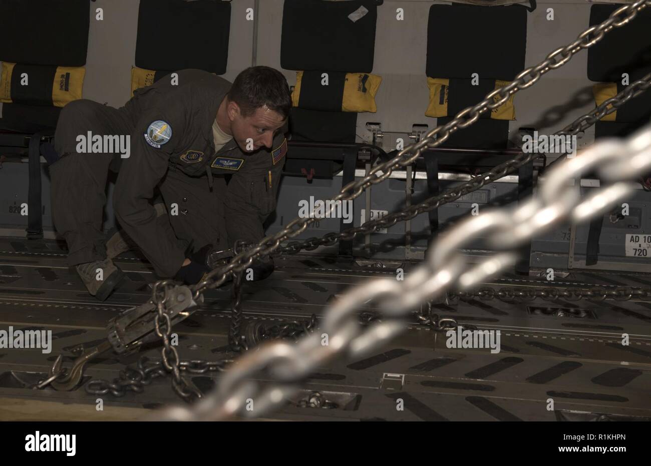 Master Sgt. John King, 7th Airlift Squadron Last master Ketten, schwere Ausrüstung auf einem C-17 Globemaster III der Joint Base Lewis-McChord, Washington zugewiesen auf der Flightline Holloman Air Force Base, N.M., Okt. 13, 2018. Der 7. und 49. Logistik Bereitschaft Squadron die seiner 635 Materiel Instandhaltungsgruppe in das Senden von über 360 Tonnen Ausrüstung zu Tyndall Air Force Base, Panama City, Fl. als Reaktion auf die Verwüstungen des Hurrikans Michael unterstützt. Stockfoto