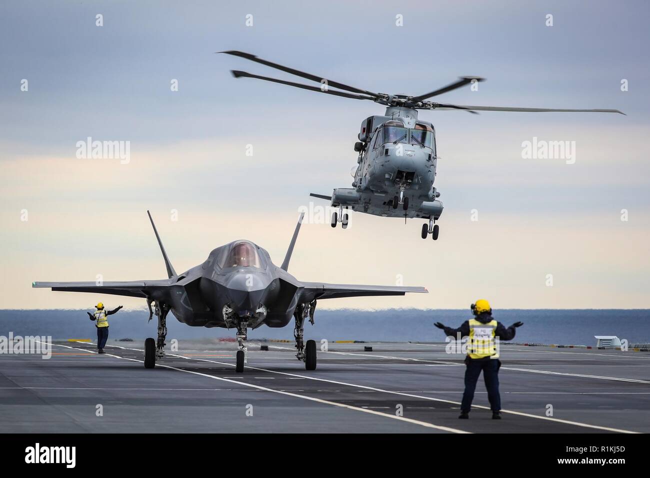 NORTH ATLANTIC (Okt. 2010) 13, 2018) Eine F-35 Lightning II des F-35 integrierten Test Kraft an der Naval Air Station Patuxent River, Md. zugewiesen wird, führt der erste an Bord befindliche Rolling vertikale Landung (SRVL) an Bord der Royal Navy Flugzeugträger HMS Queen Elizabeth (R08). Stockfoto