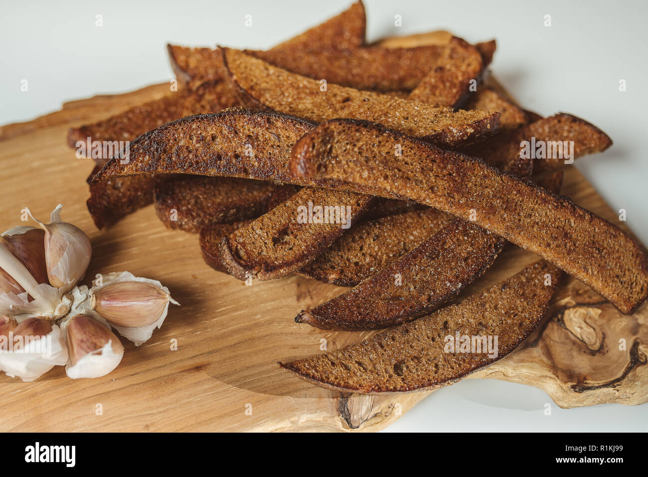 Litauische gebratenes Brot. Dunkle Roggenbrot in Öl frittierte und großzügig gewürzt mit zerdrückten Knoblauch und koscheres Salz Stockfoto