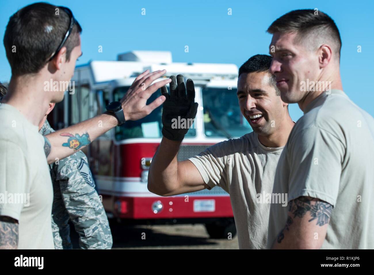 Staff Sgt. J Michael Smith, 2. Bauingenieur Squadron die Beseitigung von Explosivstoffen Teammitglied, gratuliert durch seine Mannschaftskameraden nach seinem Lauf für die 2018 Barksdale Feuer Versammeln in Barksdale Air Force Base, La., Okt. 11, 2018 beendete. Am Ende der Veranstaltung, Trophäen wurden für die Teams und Einzelpersonen, die mit der schnellsten Zeiten ausgezeichnet. Stockfoto