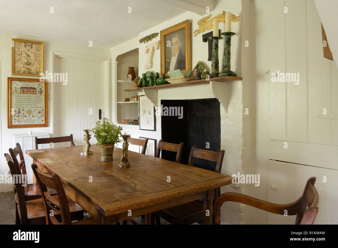 Landhausstil Esszimmer Mit Kamin Stockfoto Bild 224782345