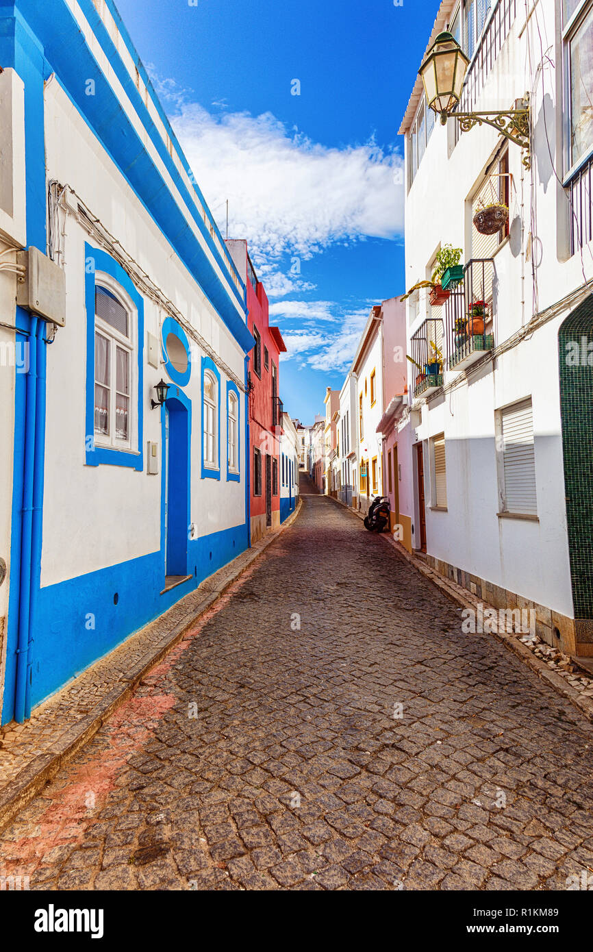 Ansicht einer gepflasterten Straße, Stadt Burgau, Algarve, Portugal Stockfoto