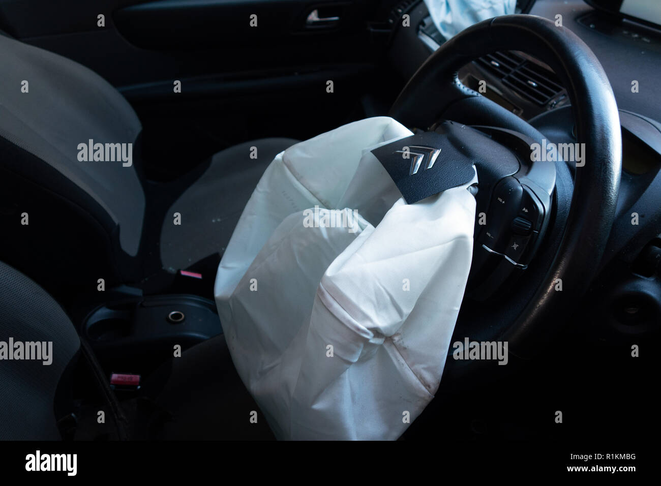 Airbags und explodierte in abgeschrieben Absturz beschädigt Citroen C4 Auto auf eine Erholung des Anhängers Stockfoto
