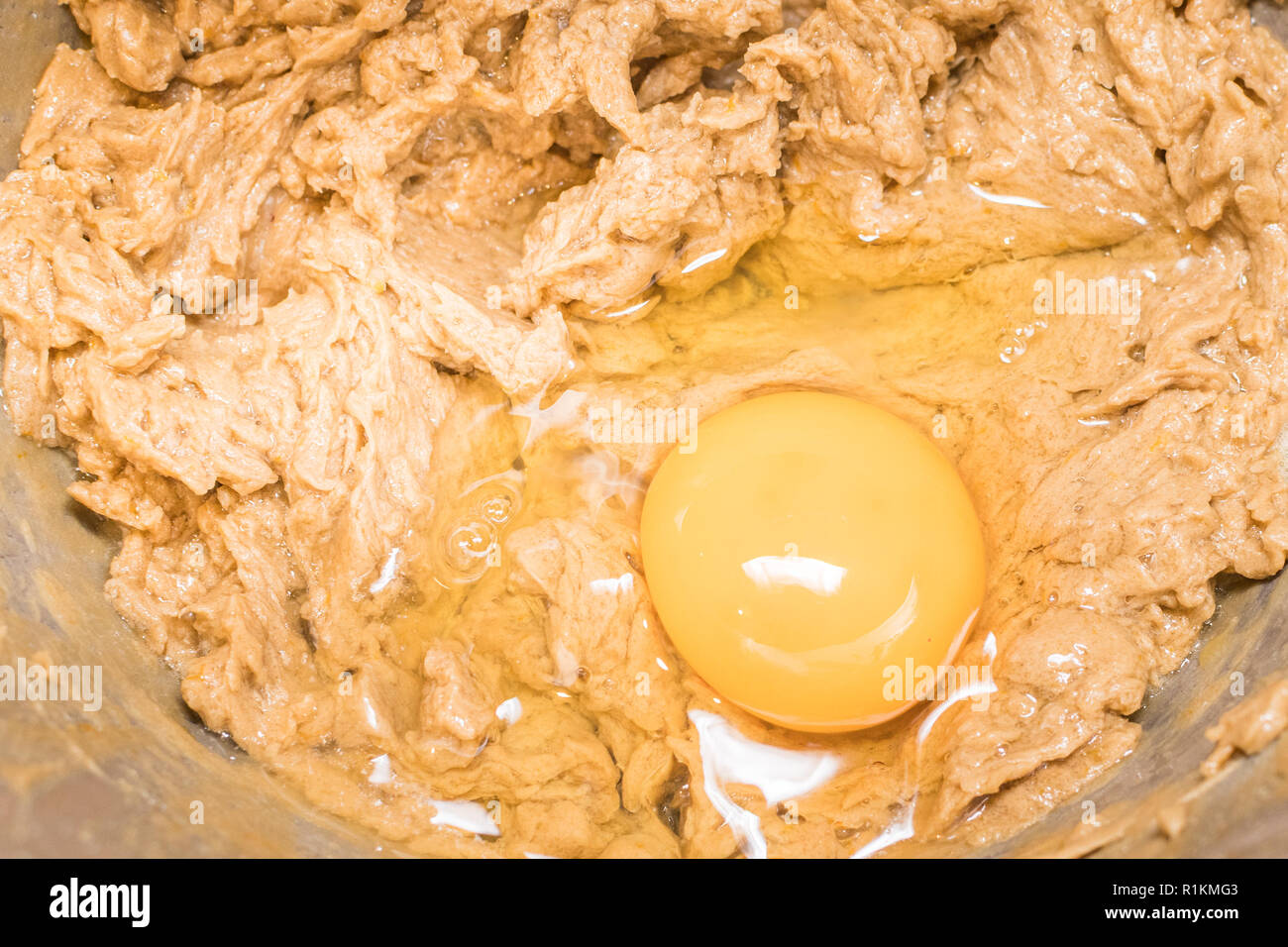 Split oder saure Kuchen Teig mischen, wenn Eier hinzugefügt, brauner Zucker und Butter zu Sahne Stockfoto