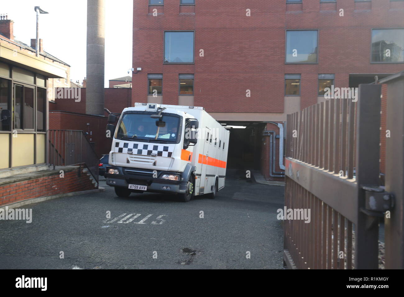 Ein van mit Charles Bronson in Leeds Crown Court, wo Er bestreitet, Versuch, Körperverletzung mit Absicht zu verursachen. Stockfoto