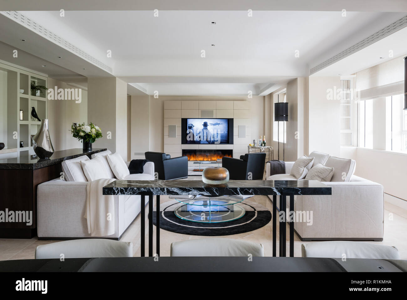 Monochrome moderne Wohnzimmer Stockfoto