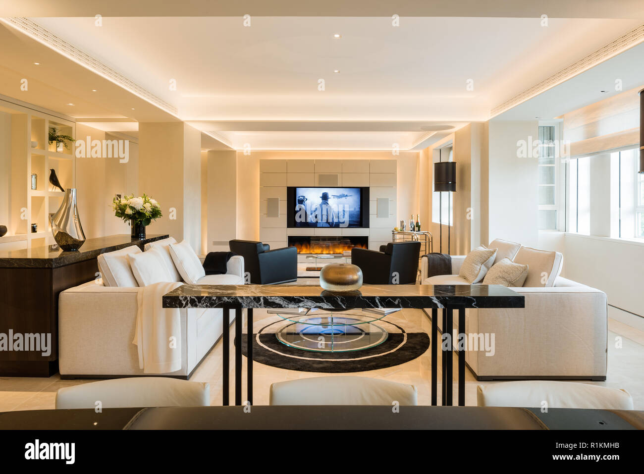Monochrome moderne Wohnzimmer Stockfoto