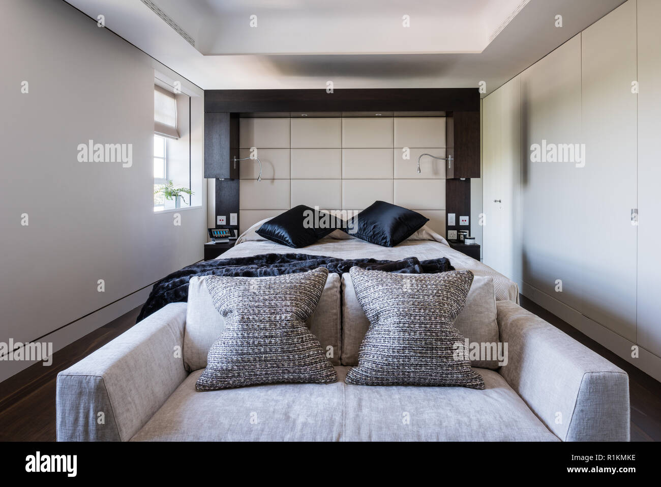 Moderne monochrome Schlafzimmer Stockfoto
