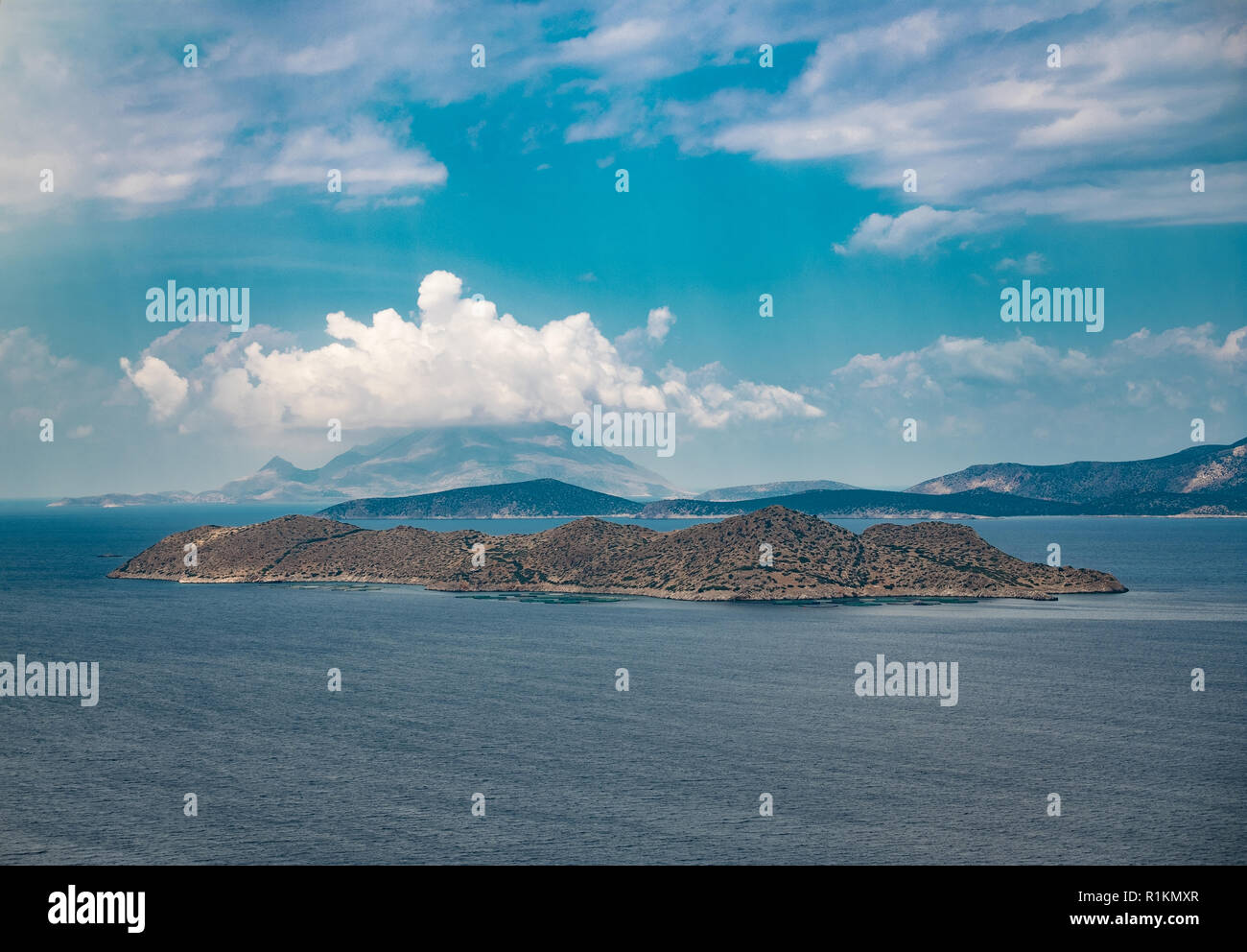 Insel weit im Meer in Griechenland Stockfoto