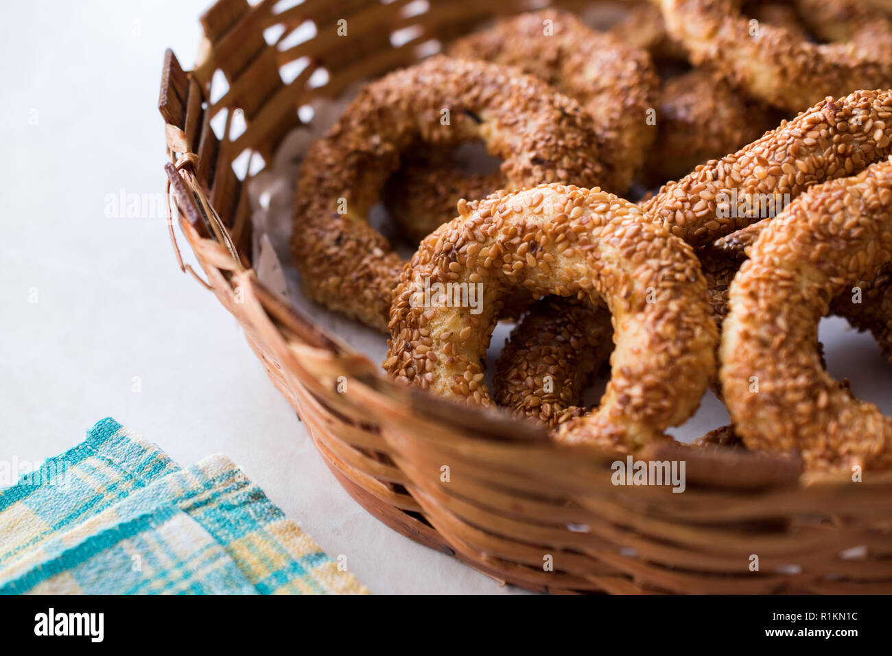 Türkische Bagel Kandil Simidi/Simit mit Sesam. Traditionelle Speisen. Stockfoto