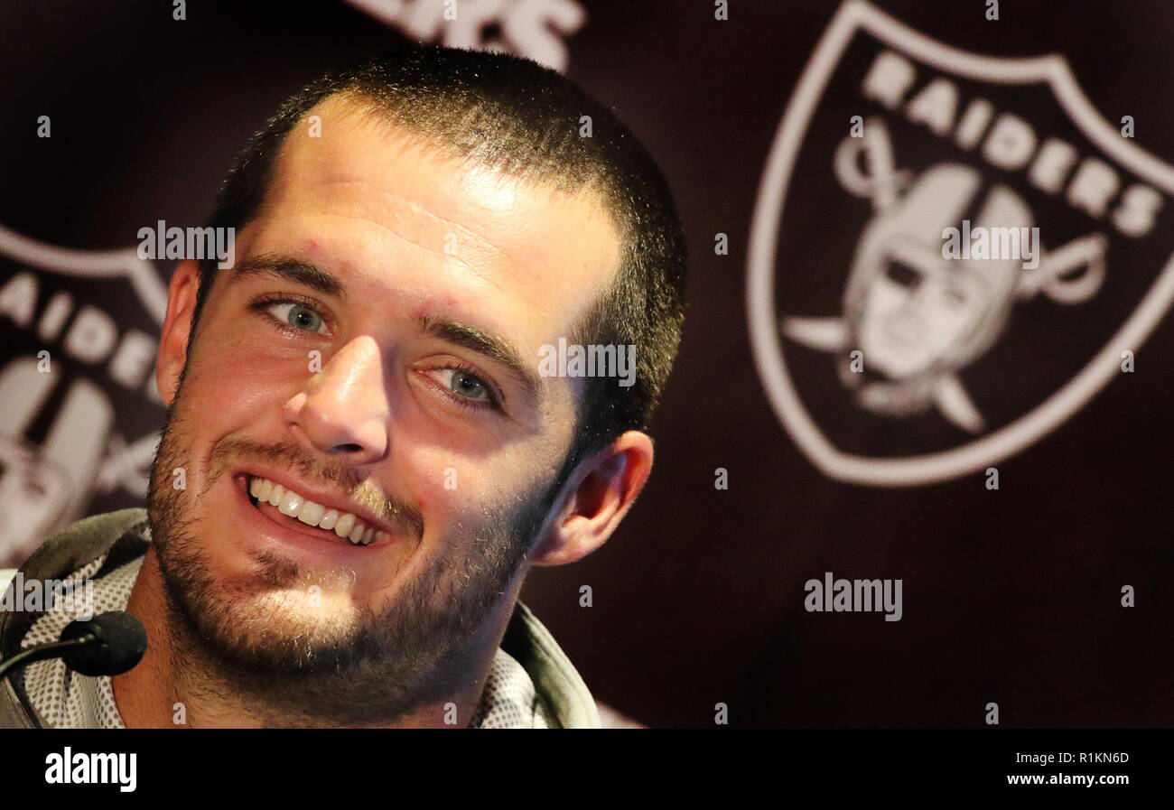 Oakland Raiders Pressekonferenz im Hilton London, Wembley, Großbritannien vor ihren NFL UK Internationale Reihe Spiel vs Seattle Seahawks, Wembley Stadion, London Mit: Derek Carr, Wo: London, Vereinigtes Königreich, wenn: 12 Okt 2018 Credit: WENN.com Stockfoto