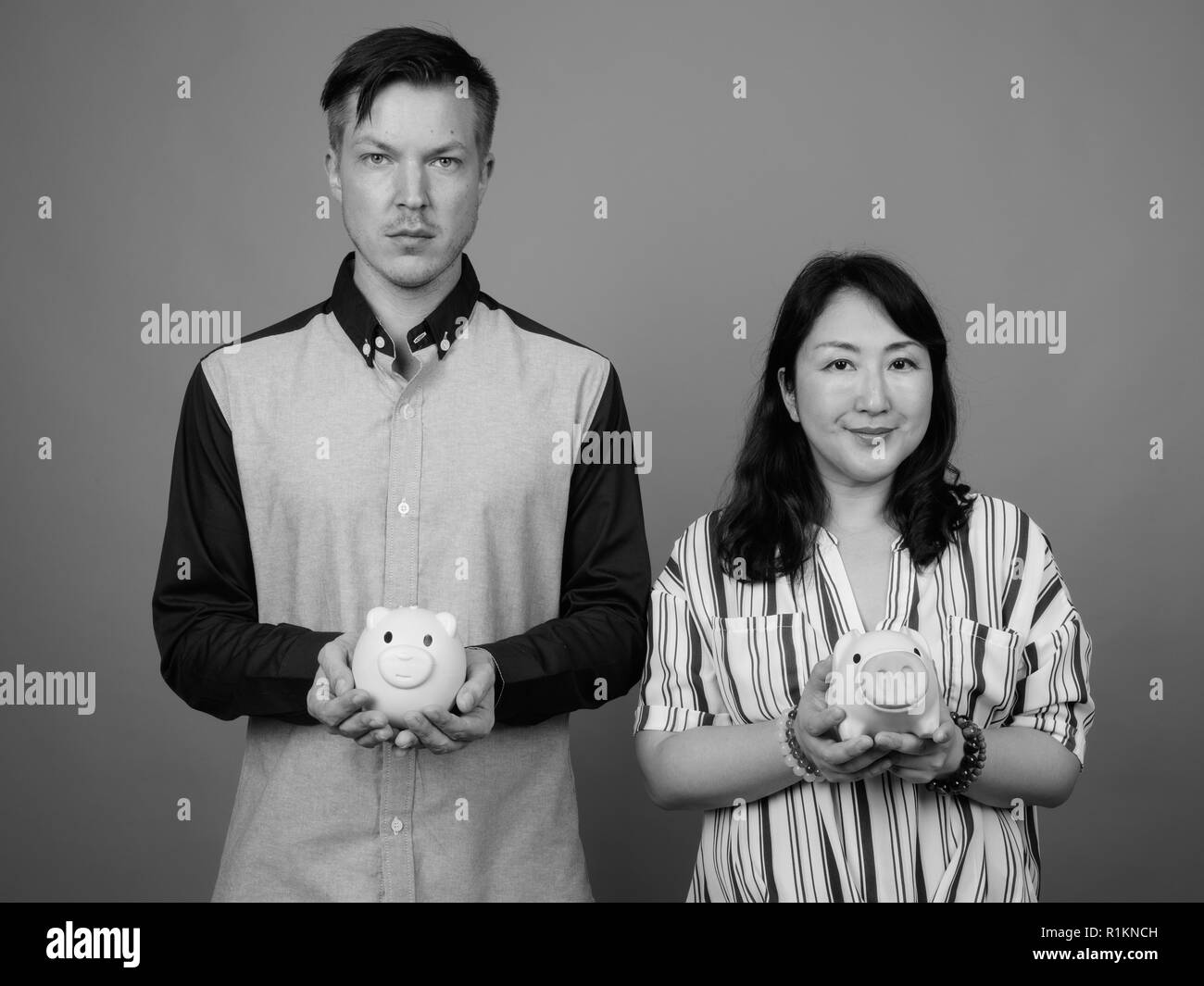 Portrait von Paar hält Sparschwein in der Hand Stockfoto