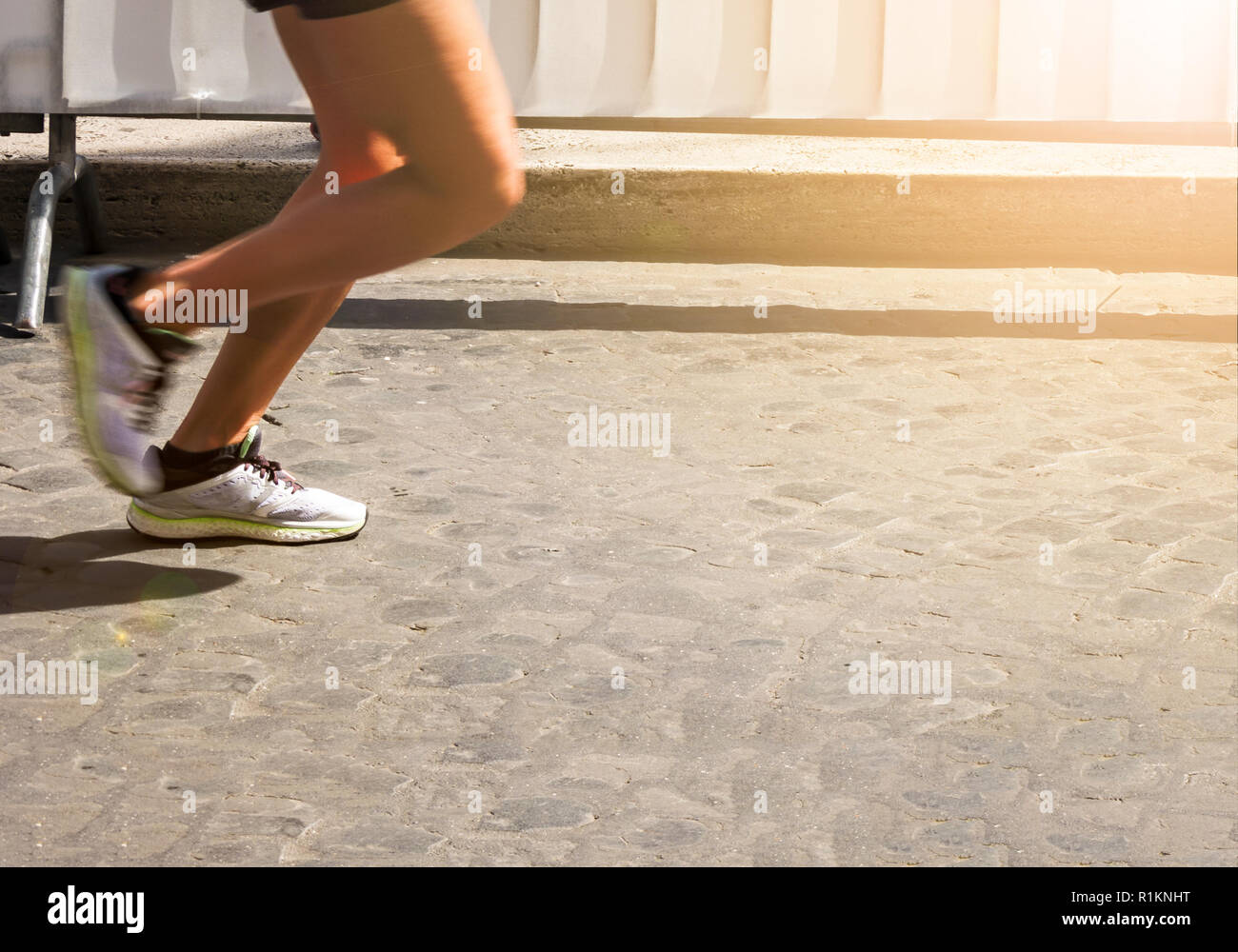 Marathon Rennen, weibliche Füße auf Stadt gepflasterten Straße Stockfoto